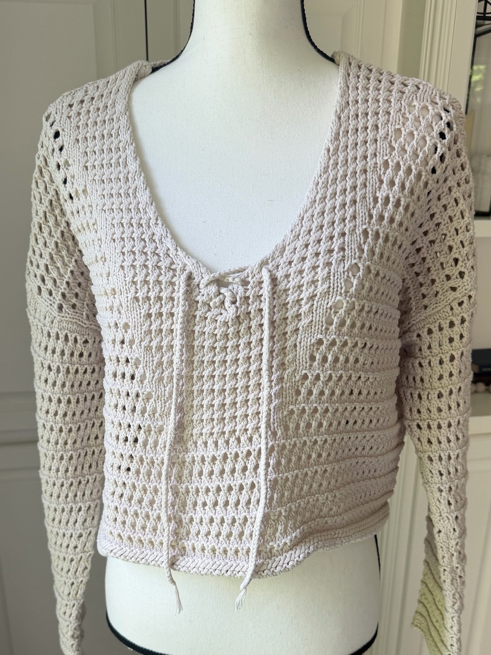 Francesca's Collections Light Beige Cropped Crochet V-Neck Sweater